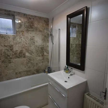 Two Bedroom Flat St Andrews Road London Exterior photo