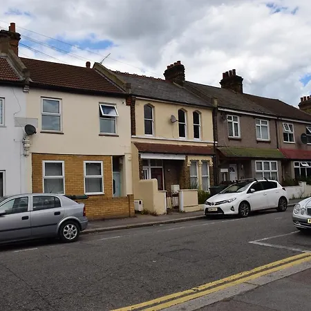 Two Bedroom Flat St Andrews Road London Exterior photo